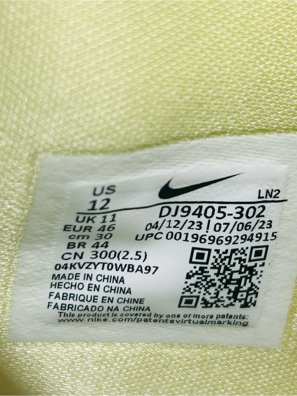 Nike Men’s Sneakers Yellow Volt Low Top Athletic Shoes Size 12 D9405-302
